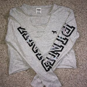 A cropped long sleeve shirt from pink.